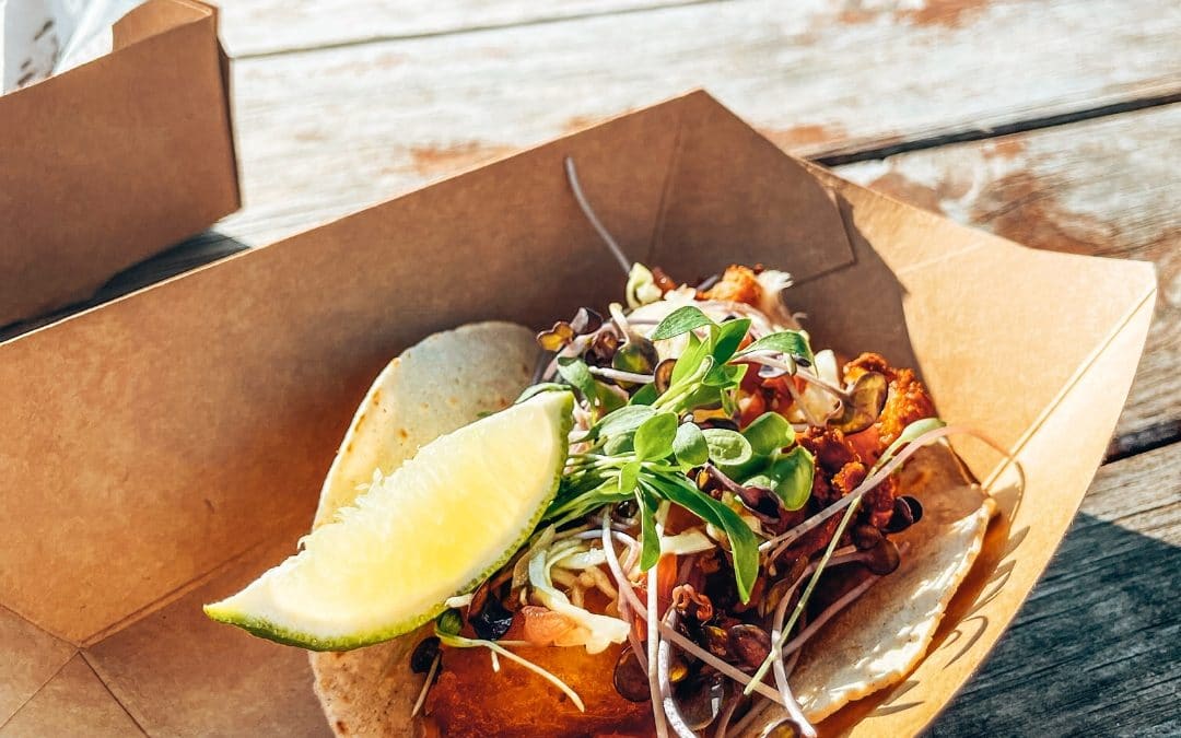 Un taco seul dans une assiette en carton