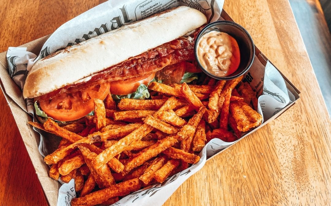 Sous-marin avec frites et trempette