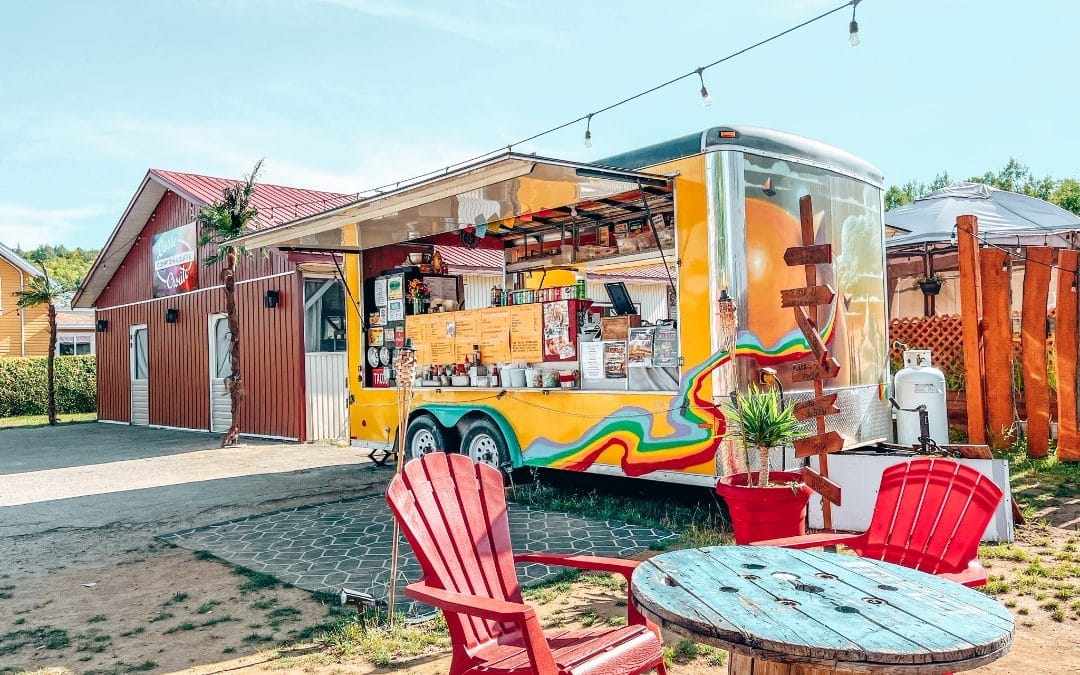 Petite table en bois devant le food truck