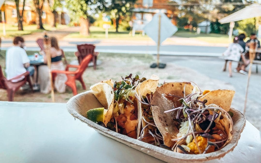 Plusieurs tacos dans un bol recyclable