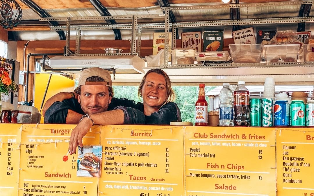 Deux travailleurs du food truck